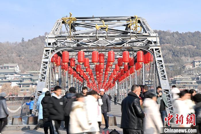 1月30日，裝扮一新的中山橋?yàn)榧磳⒌絹淼男麓杭压?jié)增添節(jié)日氛圍。九美旦增攝</p><p>