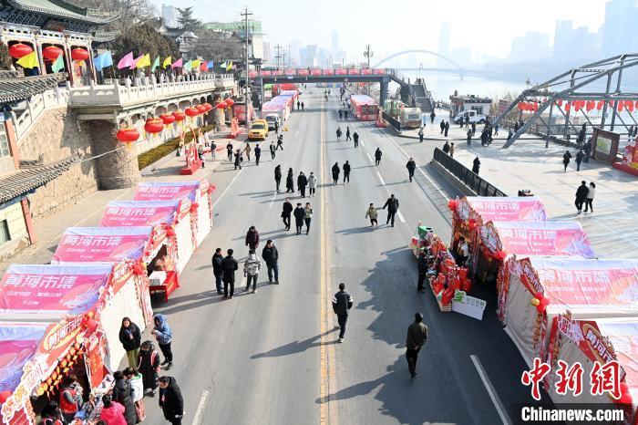 1月30日，蘭州黃河畔的年貨集市吸引顧客選購年貨。九美旦增 攝</p><p>