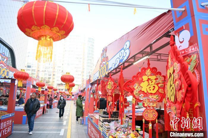 1月30日，蘭州街頭琳瑯滿目的年貨吸引顧客選購。九美旦增 攝</p><p>