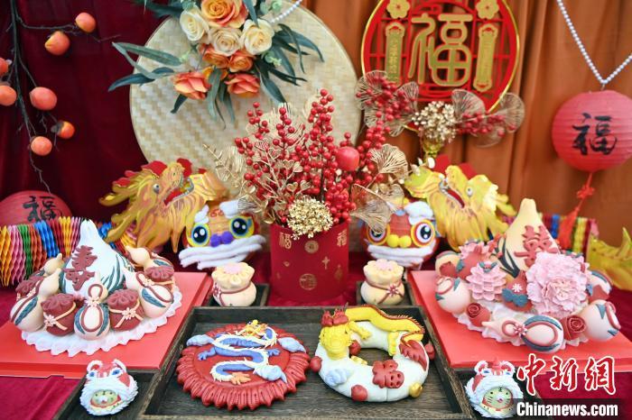 1月25日，春節(jié)臨近，蘭州一花饃店“龍”元素花饃熱銷。圖為展出的“龍”元素花饃。九美旦增 攝