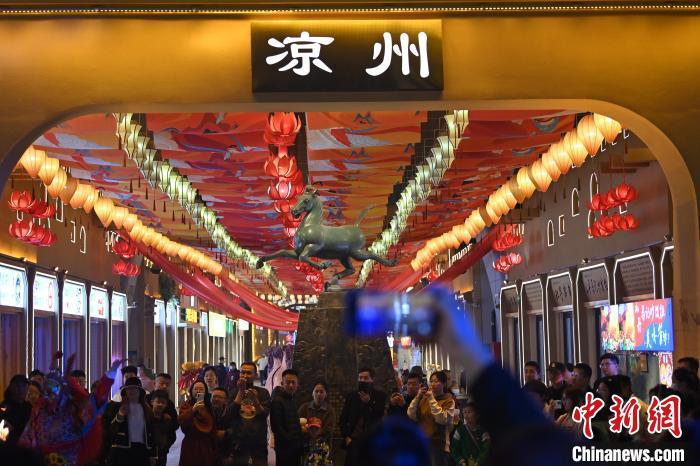 圖為游人拍攝煥然一新亮相的街區(qū)。李亞龍 攝</p>
<p>