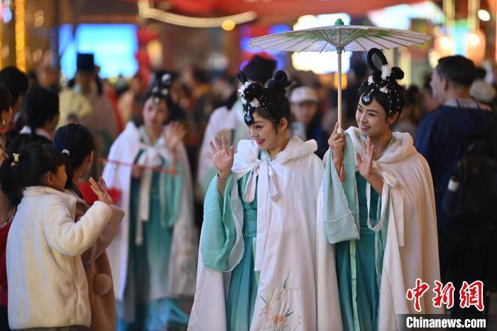 圖為街區(qū)人員著傳統(tǒng)服飾與游人互動。李亞龍 攝</p>
<p>