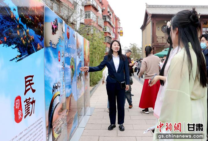 3月下旬，民勤縣在天水啟漢樓廣場(chǎng)舉行推介會(huì)，宣傳本地旅游資源和農(nóng)特優(yōu)產(chǎn)品。圖為工作人員向游客介紹民勤自然風(fēng)光、歷史文化。馬愛彬 攝