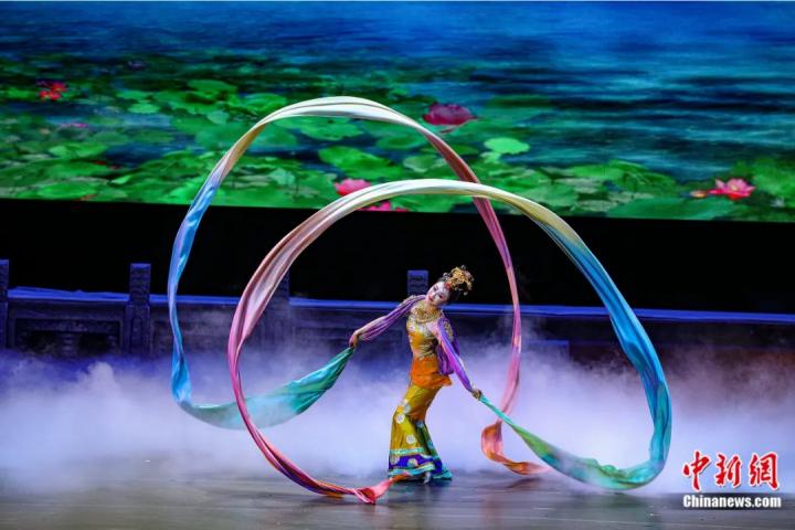 2023年4月17日晚，中國經(jīng)典舞劇《絲路花雨》在澳門百老匯劇場演出。甘肅演藝集團(tuán) 供圖