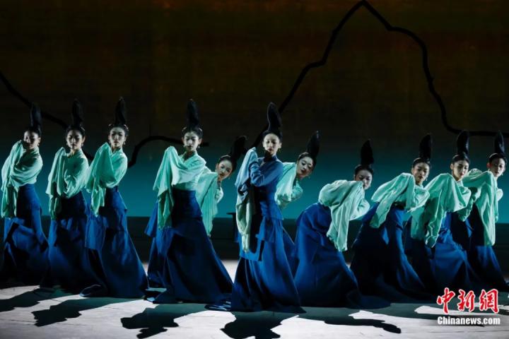 2024年2月29日晚，舞蹈詩劇《只此青綠》在北京上演，多國駐華使節(jié)和國際組織代表前來觀賞。韓海丹 攝
