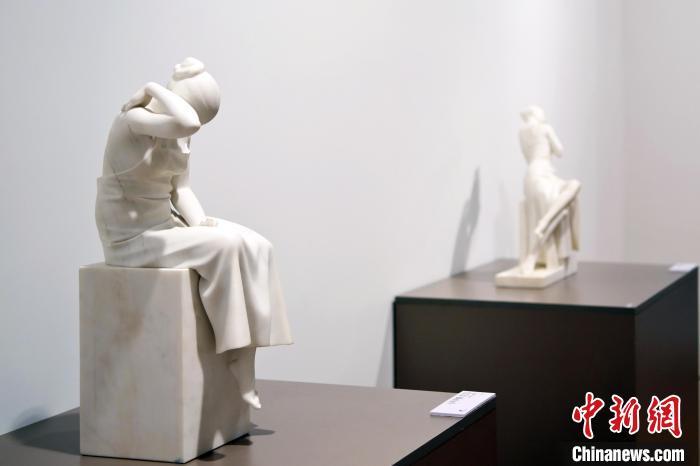 5月21日，在“絲路印跡”雕塑藝術(shù)作品展展出的雕塑作品《聲聲慢·艾艾》。九美旦增 攝</p>
<p>
