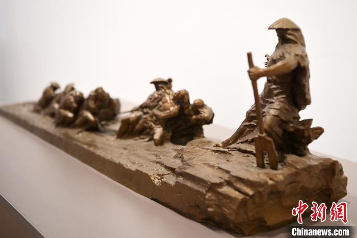 5月21日，在“絲路印跡”雕塑藝術(shù)作品展展出的作品《治水為民·禹德九州》。九美旦增 攝</p>
<p>