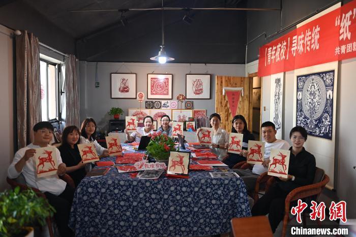 6月6日，在甘肅敦煌青年夜校課程中，青年學(xué)員展示學(xué)習(xí)敦煌非遺剪紙的成果。