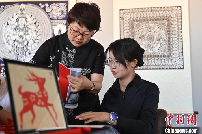 6月6日，在甘肅敦煌青年夜校課程中，青年學(xué)員學(xué)習(xí)敦煌非遺剪紙課程。李亞龍 攝