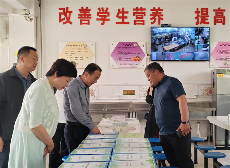 市紀委監(jiān)委扎實推動開展群眾身邊腐敗和作風(fēng)問題集中整治工作，圖為市紀委監(jiān)委派駐市教育局紀檢監(jiān)察組在白銀區(qū)開展“中小學(xué)校園食品安全和膳食經(jīng)費管理”集中整治工作開展情況督查.jpg