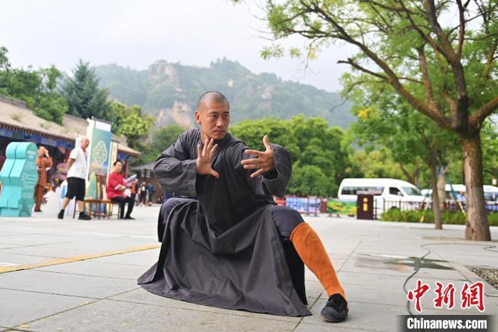 7月14日，甘肅省平?jīng)鍪嗅轻忌骄皡^(qū)內(nèi)，嵩山少林弟子展示武藝。7月13日至14日，“2024年北京體育大學(xué)第十五屆國際武術(shù)比賽交流大會暨首屆崆峒山國際武術(shù)大會”舉行，大會也在崆峒山景區(qū)進(jìn)行問道崆峒、武術(shù)高級研修班、崆峒拜師等系列活動(dòng)。中新社記者 李亞龍 攝</p>
<p>