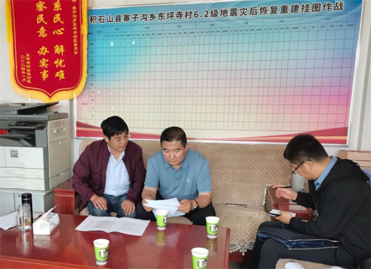 州縣紀(jì)委監(jiān)委機(jī)關(guān)聯(lián)合督查組對(duì)下沉干部 、駐村干部 、包村組長(zhǎng)、村干部 “四級(jí)”干部履職到崗情況，以及工作日志和民情臺(tái)賬、訴求臺(tái)賬進(jìn)行日常監(jiān)督檢查，壓實(shí)工作責(zé)任。.jpg