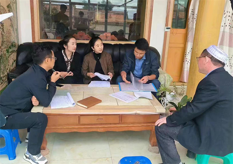 臨潭縣卓洛鄉(xiāng)紀(jì)委工作人員在下園子村農(nóng)戶家中了解在發(fā)放大病救助補(bǔ)助資金中是否存在落實(shí)不及時(shí)、不到位等作風(fēng)方面的問題。.jpg
