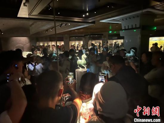 8月17日至23日，“濃濃民族情 兩岸一家親”臺(tái)灣同胞參訪團(tuán)甘肅行交流活動(dòng)在甘肅展開。圖為臺(tái)胞參觀甘肅省博物館。中新社記者 閆姣 攝